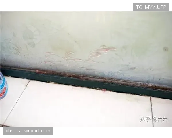 香槟浴背后的清洁噩梦：黏糊糊的地板，香槟洗得掉吗